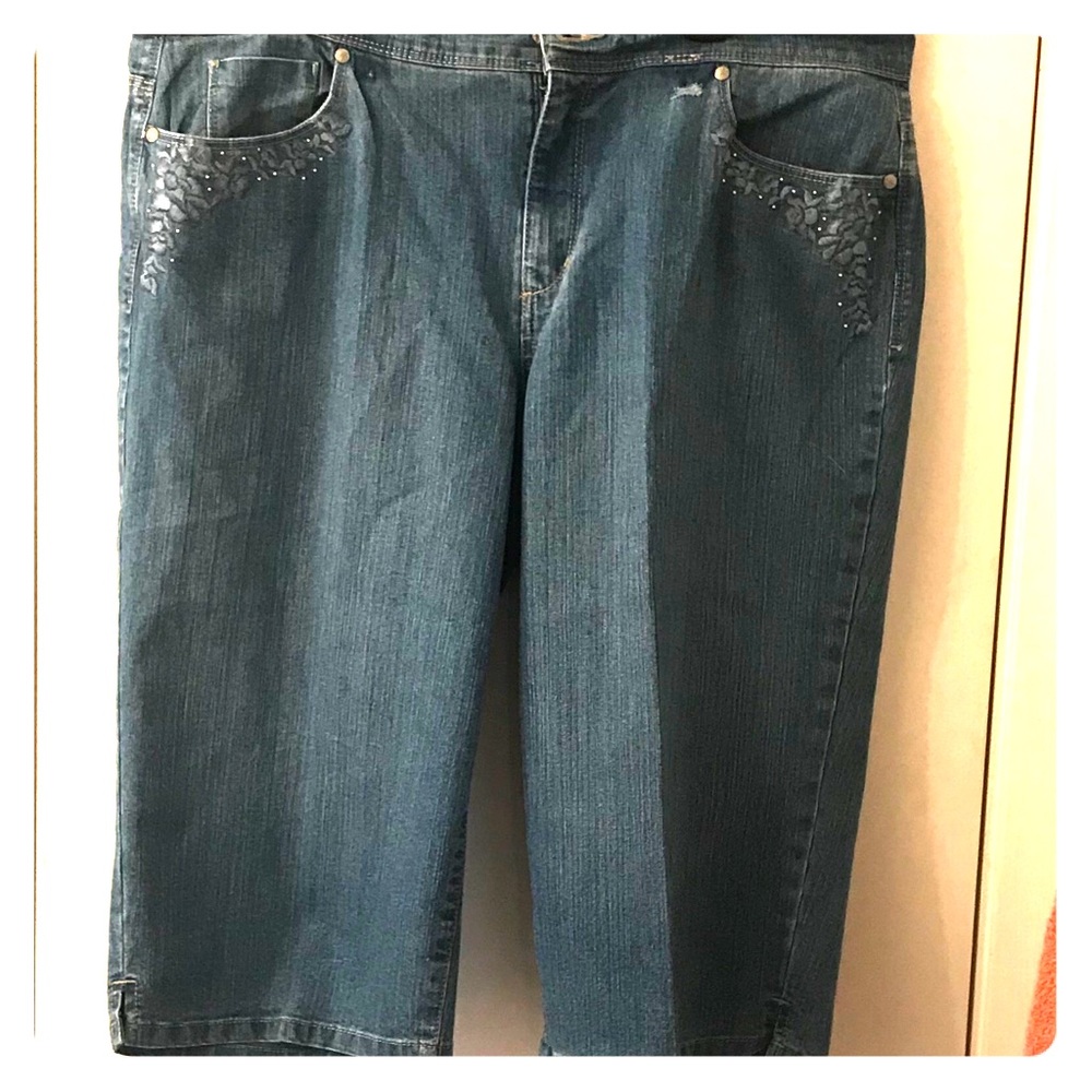 Gloria Vanderbilt blue jean capris. Size 16